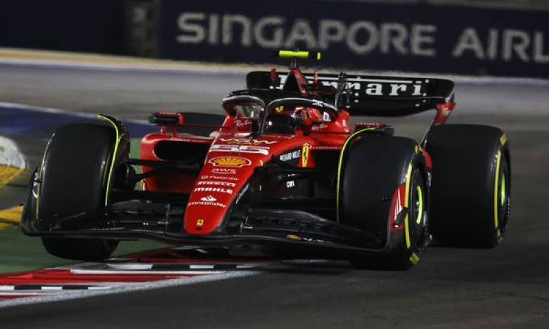 Carlos Sainz Crashes Out in Singapore Q3 After Last Year's Victory